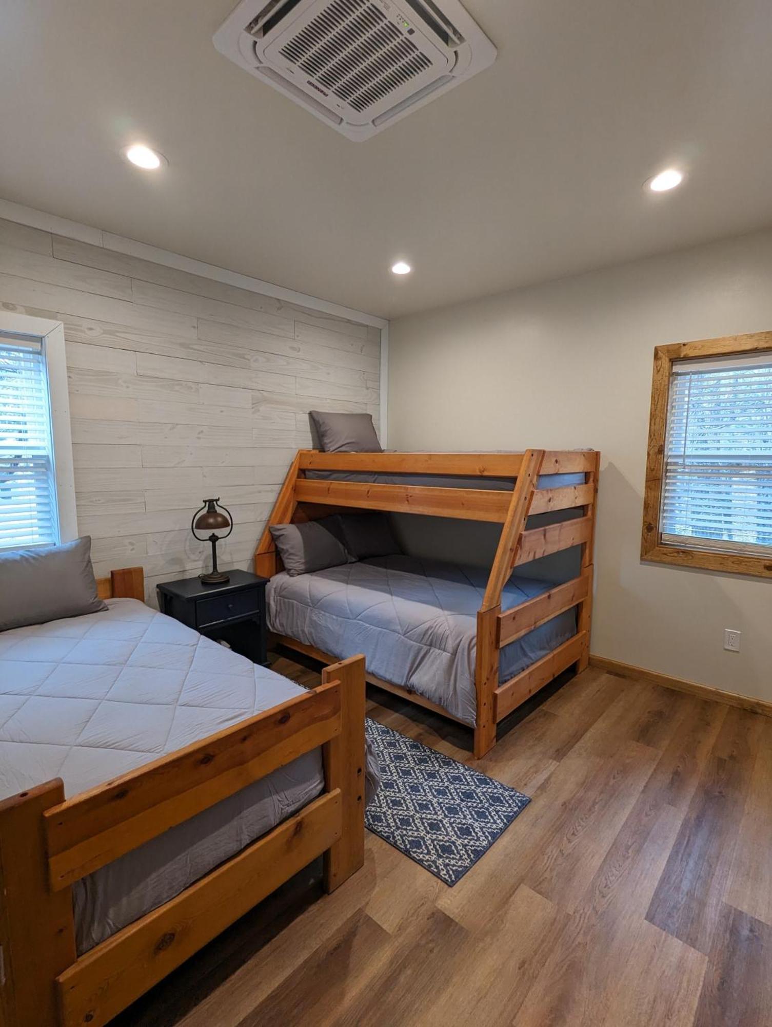 Cozy 2bd/2ba, 2 Covered Decks, Patio Dinning, Newly Built!