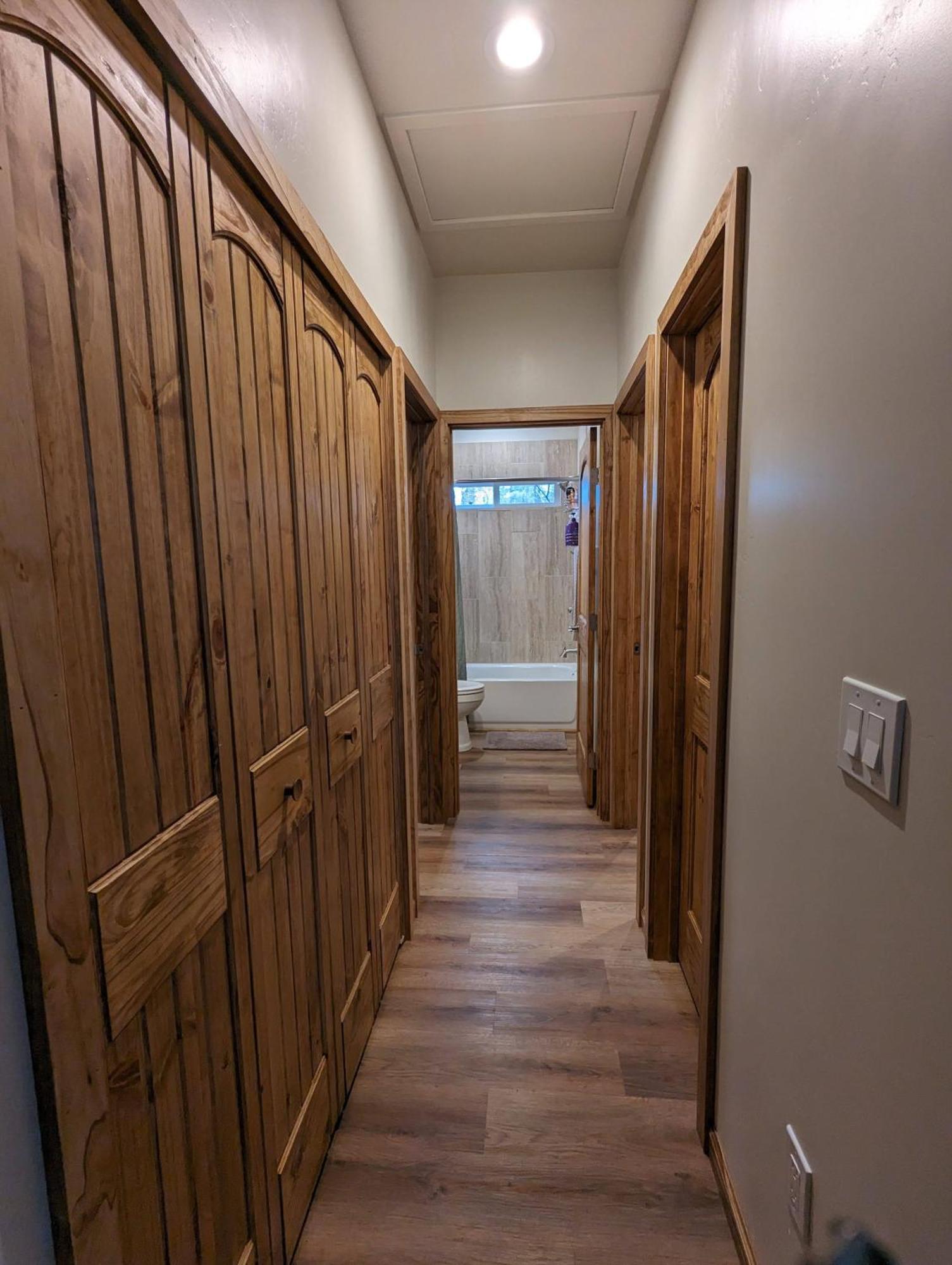 Hébergement de vacances Cozy 2bd/2ba, 2 Covered Decks, Patio Dinning, Newly Built! *