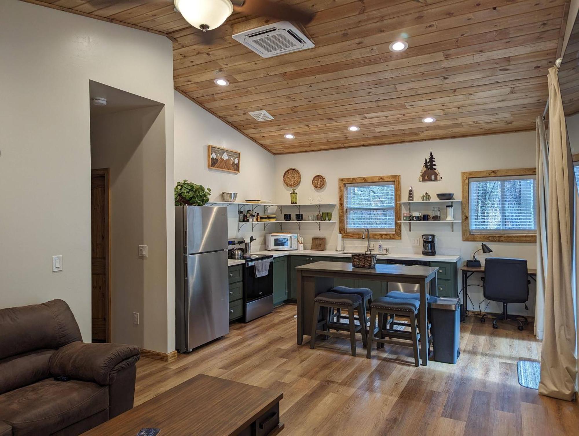 Hébergement de vacances Cozy 2bd/2ba, 2 Covered Decks, Patio Dinning, Newly Built!